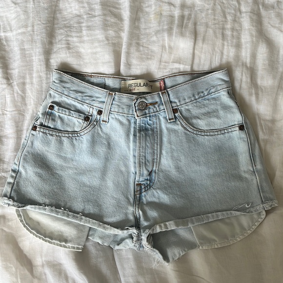 Vintage Levi’s 505 light wash denim shorts with pockets exposed - Picture 1 of 5